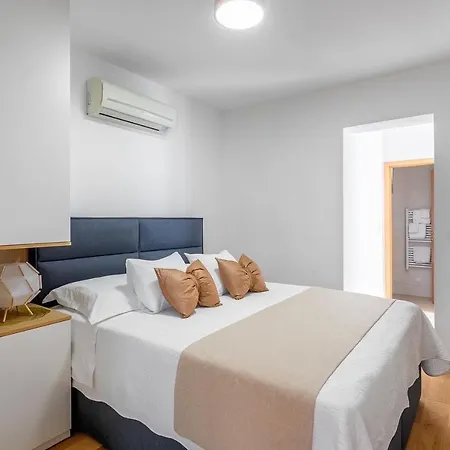 Amos With Private Pool Apartman