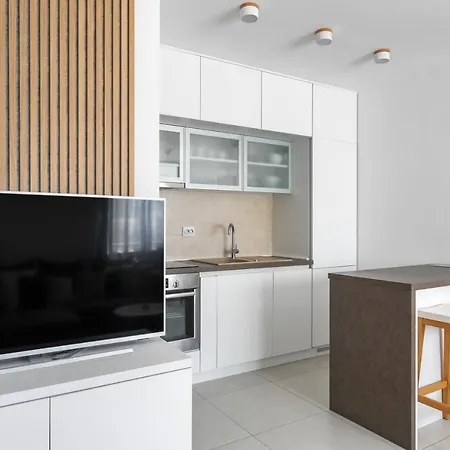 Amos With Private Pool شقة