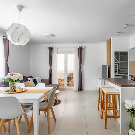 Amos With Private Pool شقة