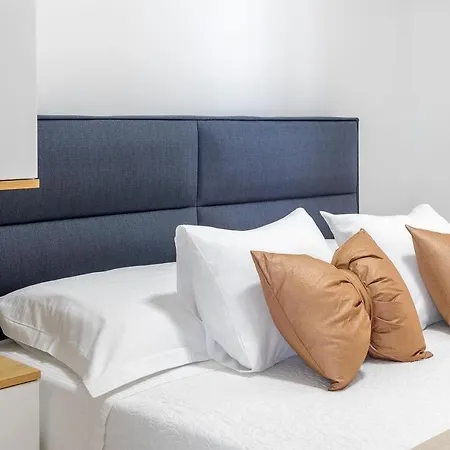 Amos With Private Pool شقة