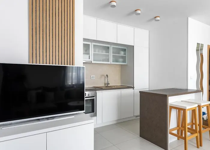 Amos With Private Pool شقة