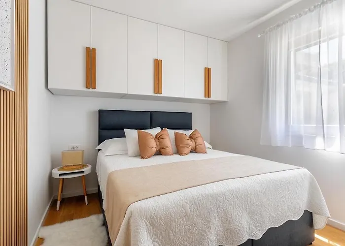 Amos With Private Pool شقة *