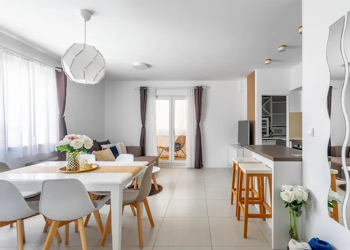 Amos With Private Pool شقة